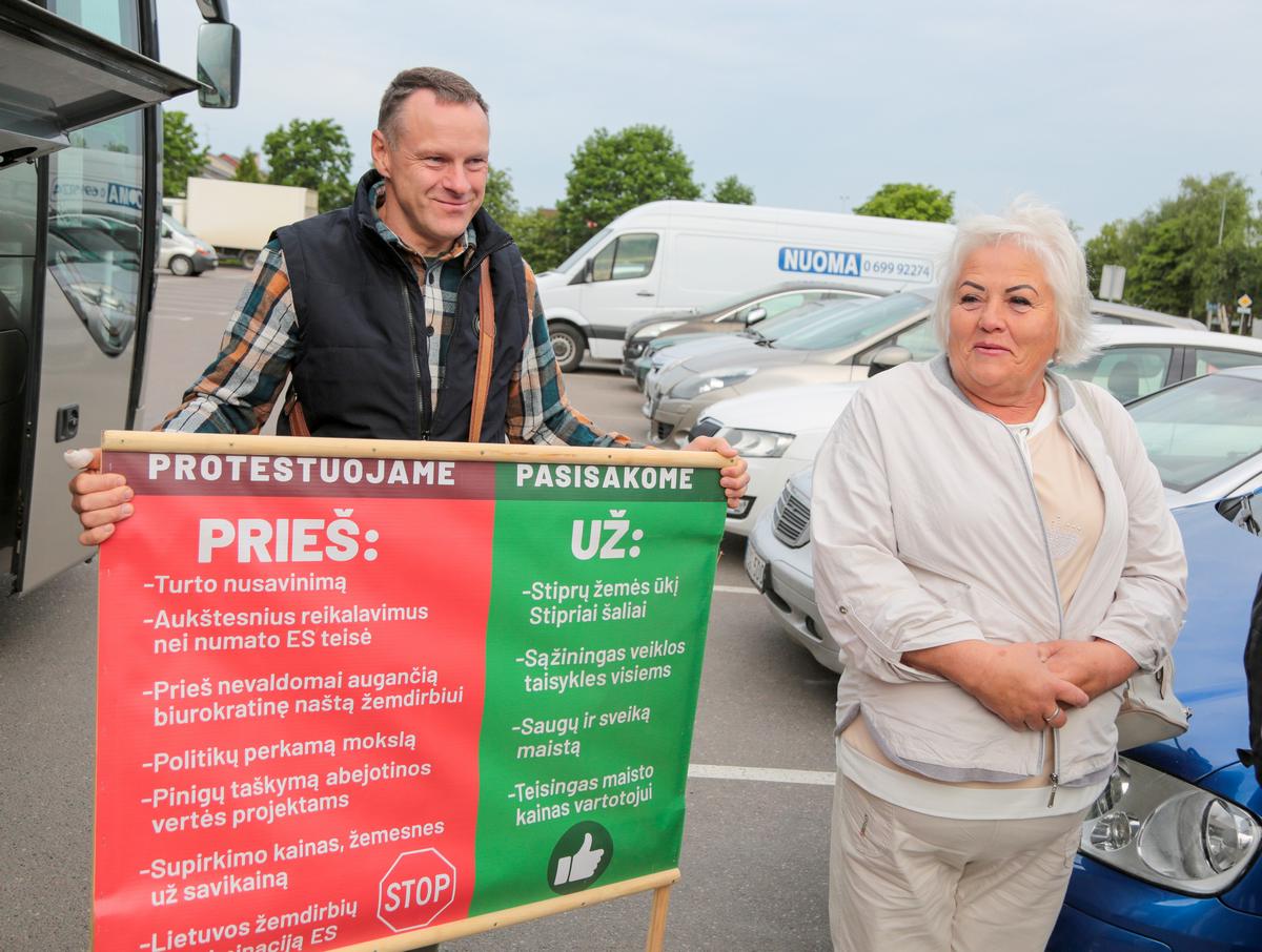 Ūkininkai Giedrius Kereiša ir Lina Tamošaitienė į mitingą išvyko turėdami plakatą su svarbiausiais reikalavimais.