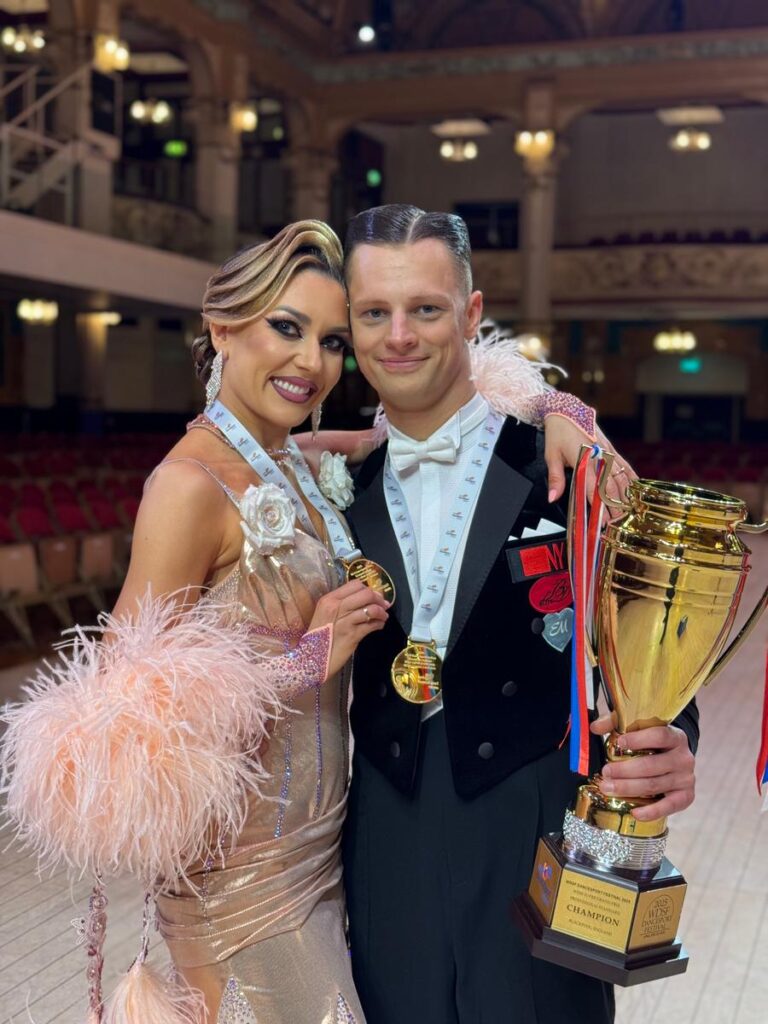 Profesionalus šokėjas Edgaras Baltaragis su žmona ir šokių part­nere Indre garsina Lietuvą ir užsienyje. O Marijampolėje esančioje įmonėje „CIE LT Forge“ jis eina finansų analitiko pareigas.