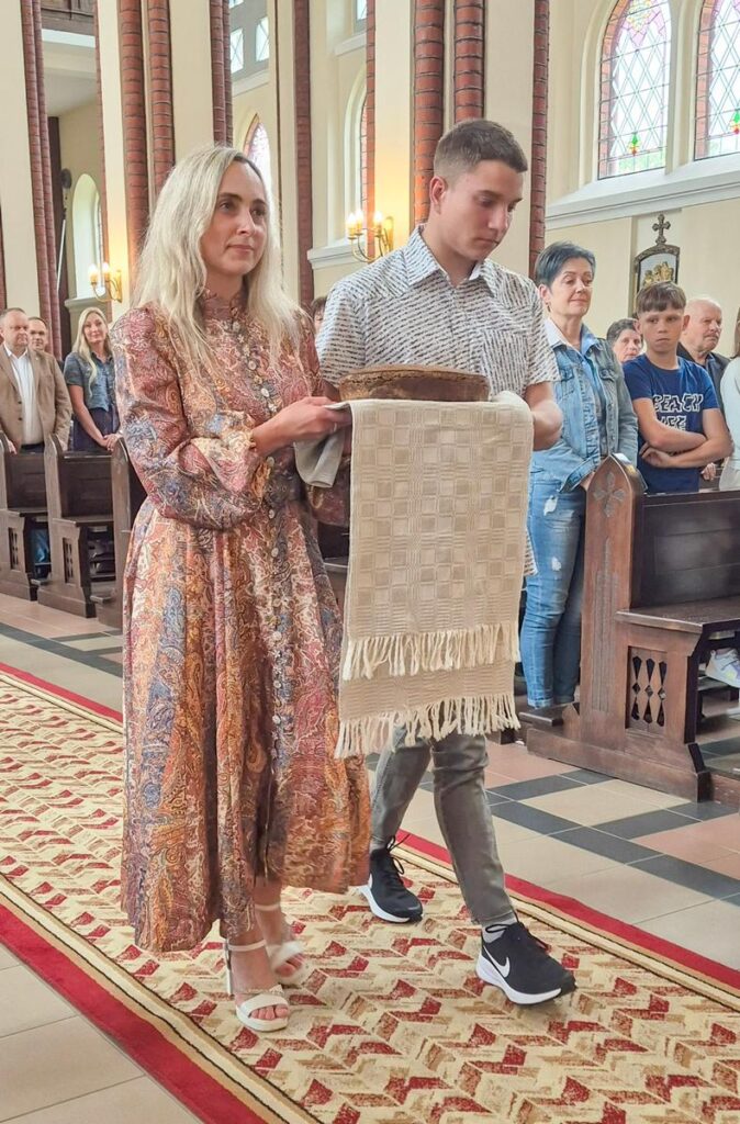 Tomas patarnaudavo bažnyčioje. Su mama šv. Mišių metu. 