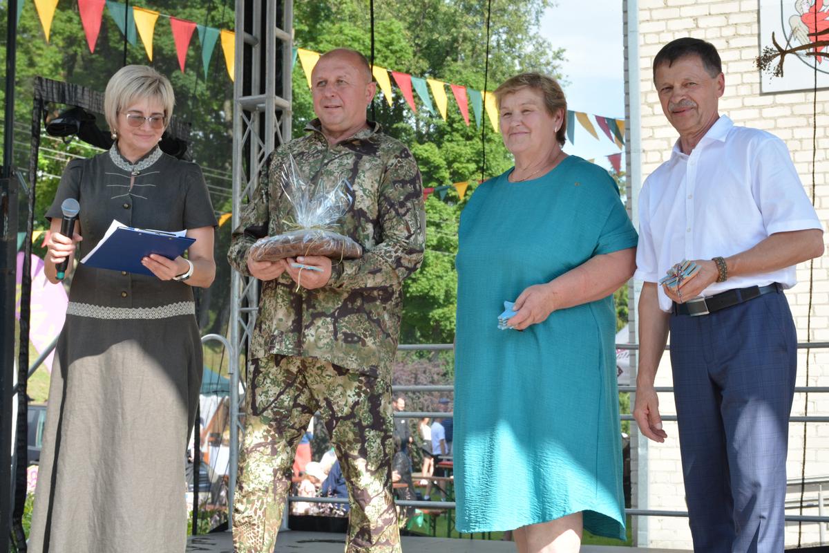 Šventės vedėja Daiva Petrauskienė į sceną pakvietė visą dieną medžiotojų sriuba vaišinusį Valdą Dereškevičių, kuriam dėkojo bendruomenės pirmininkė Laima Bagdonienė ir seniūnas Gintas Baliulis.