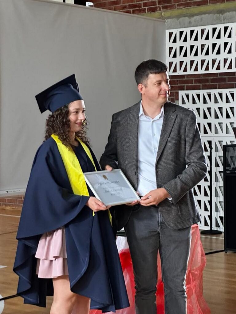 Plutiškių gimnaziją taip pat baigęs Tadas Šalkauskas savo šeimos premiją už lyderystę įteikė abiturientei, gimnazijos mokinių tarybos pirmininkei Evelinai Latvaitytei.