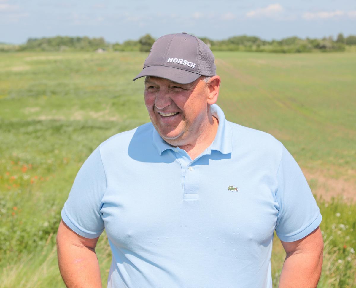 Liudvinavo seniūnijos ūkininkas Darius Isoda sako, kad žolėmis apaugęs gretimas sklypas jam ūkininkauti netrukdo. Kita kalba būtų, jei ūkis būtų ekologinis – tuomet tai būtų piktžolių šaltinis.