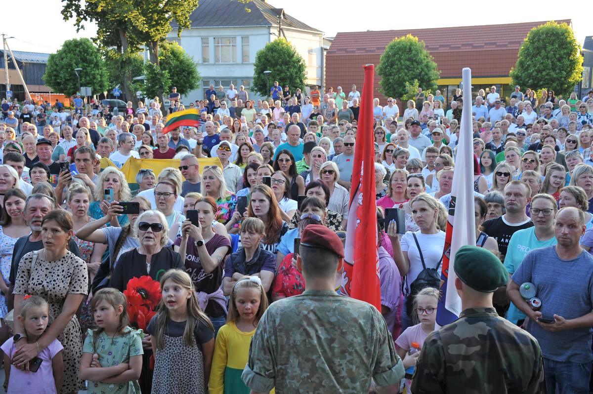 Kalvarijoje į iškilmingą renginį susirinko daugybė žmonių.