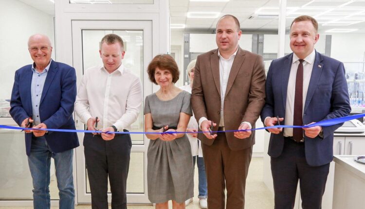 Simbolinę juostelę perkirpo Lietuvos vandens tiekėjų asociacijos vadovas Bronius Miežutavičius, meras Povilas Isoda, Laboratorijos skyriaus vedėja Irena Jaškevičienė, UAB „Sūduvos vandenys“ direktorius Vytautas Jašinskas, Seimo narys Karolis Podolskis.