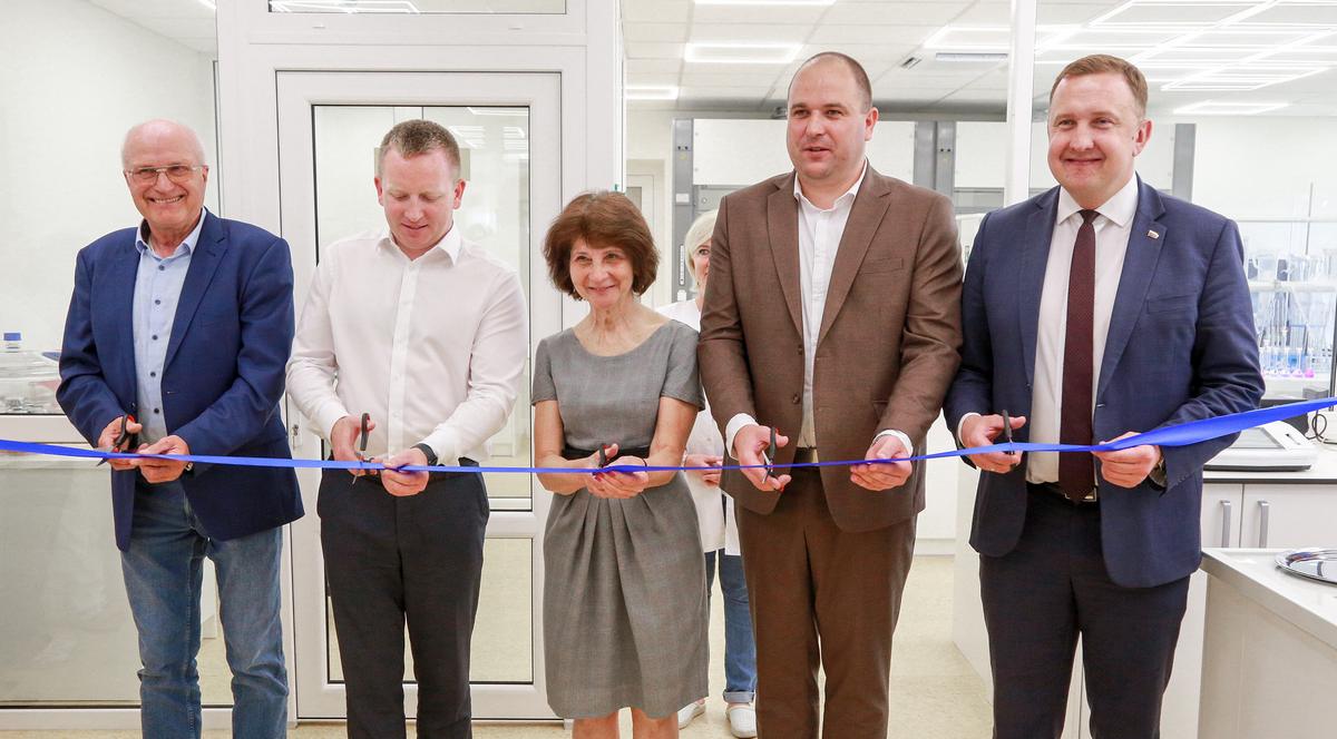 Simbolinę juostelę perkirpo Lietuvos vandens tiekėjų asociacijos vadovas Bronius Miežutavičius, meras Povilas Isoda, Laboratorijos skyriaus vedėja Irena Jaškevičienė, UAB „Sūduvos vandenys“ direktorius Vytautas Jašinskas, Seimo narys Karolis Podolskis. 