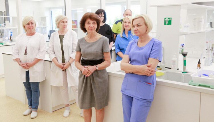 Akreditacijos gavimas – svarbus laboratorijos darbuotojų įvertinimas. Centre – Laboratorijos skyriaus vedėja Irena Jaškevičienė.