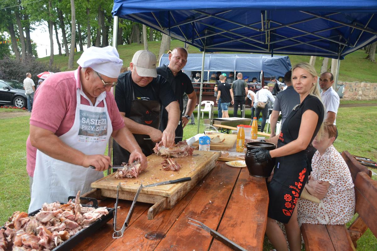Į šventę su vaišėmis atvyko kaimynai. Kairėje – ponas Tadeušas Protoševičius.