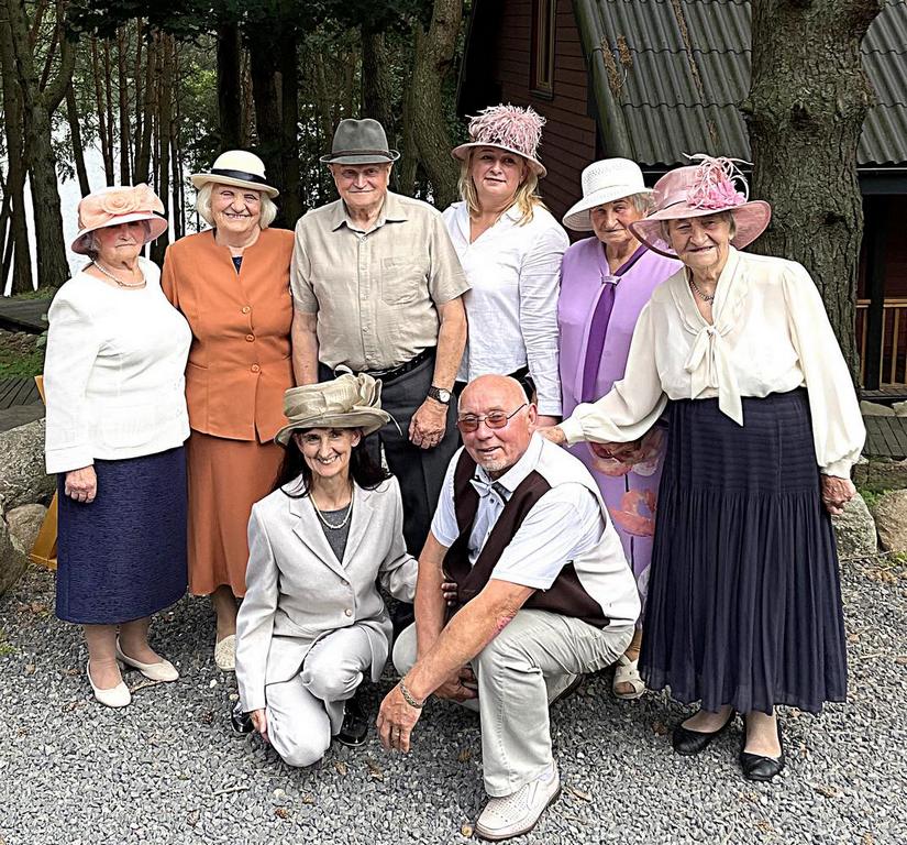 Renginio vedėja (tupi priekyje) vyriausius papuošė skrybėlėmis…