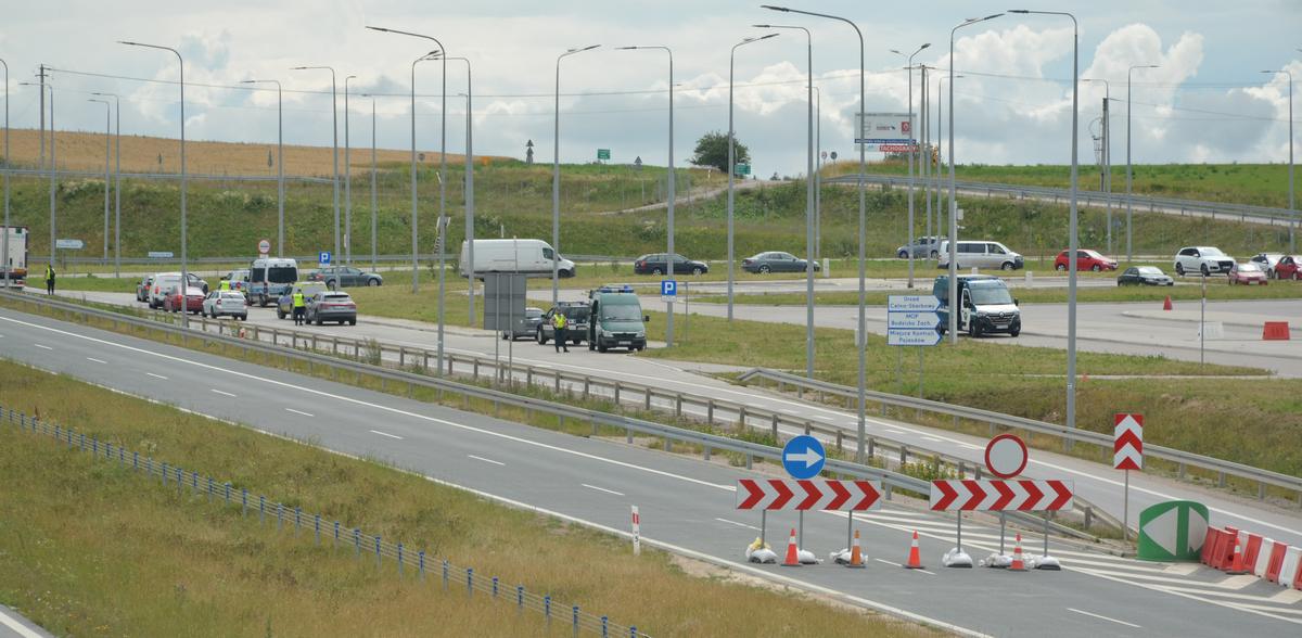 Pasienyje automobiliai ženklais apie kontrolę nukreipiami į stovėjimo aikštelę, kur atliekama jų pirminė patikra.