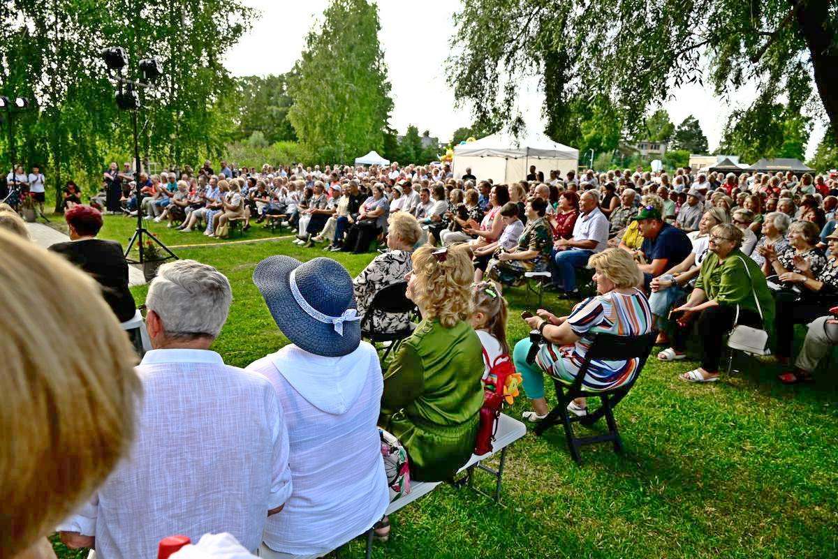Vasariškai pasipuošusių žmonių, vietinių ir atvykusių iš svetur, buvo tikrai daug – ir vakarėjant vis daugėjo.  