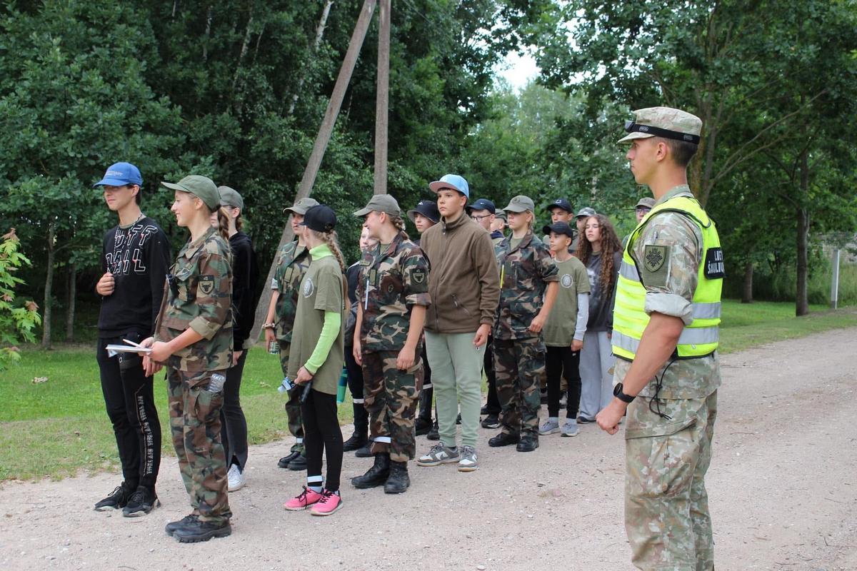 Stovyklautojai iš arčiau pažįsta Lietuvos kalėjimų, policijos, ugniagesių, karo prievolės, pasienio ir krašto apsaugos savanorių pajėgų darbo specifiką.