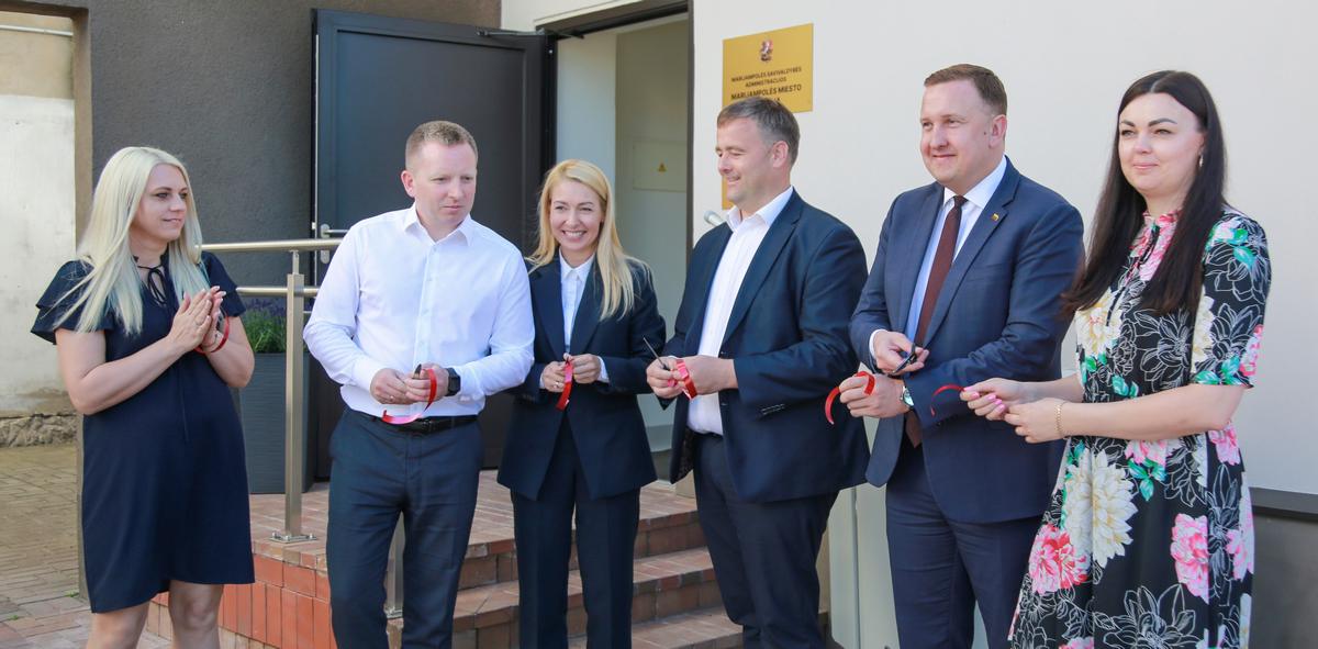 Marijampolės savivaldybės meras Povilas Isoda, Marijampolės miesto seniūnijos seniūnė Ieva Jundienė, Marijampolės savivaldybės administracijos direktorius Nerijus Mašalaitis ir Lietuvos Respublikos Seimo narys Karolis Podolskis atidarė naująsias Marijampolės miesto seniūnijos patalpas Laisvės gatvėje.