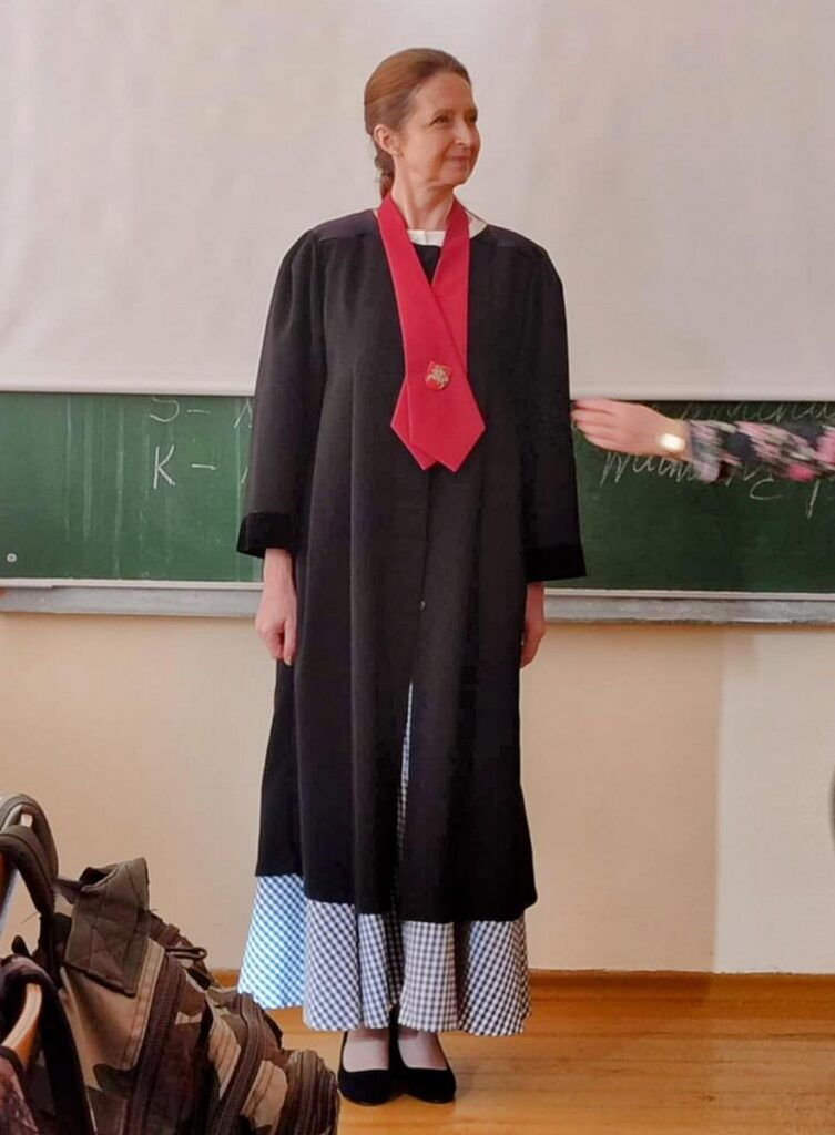 Liudvinavo K. Borutos gimnazijos vyresnioji socialinė pedagogė Aušra Jurkšaitienė po susitikimo su Marijampolės apylinkės prokuratūros darbuotojais matuojasi prokuroro mantiją.