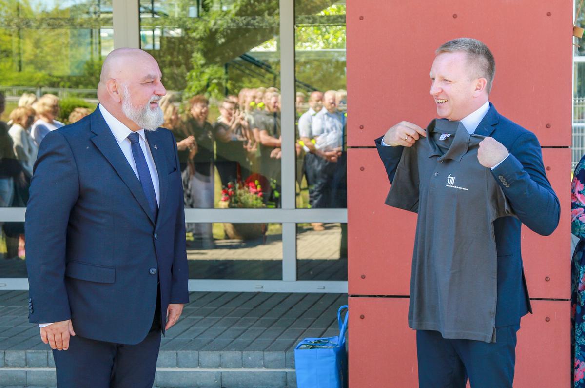 Direktorius Ričardas Čėsna sakė, kad Marijampolės savivaldybės merą Povilą Isodą laiko komandos nariu, todėl įteikė jam marškinėlius su įmonės logotipu.