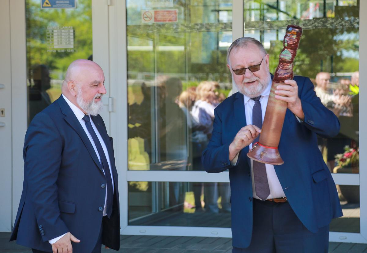 Buvęs „Marijampolės šiluma“ filialo direktorius Juozas Bartaškevičius (dešinėje) suvenyrinį kaminą ir kabineto raktus įteikė naujajam vadovui Ričardui Čėsnai. 