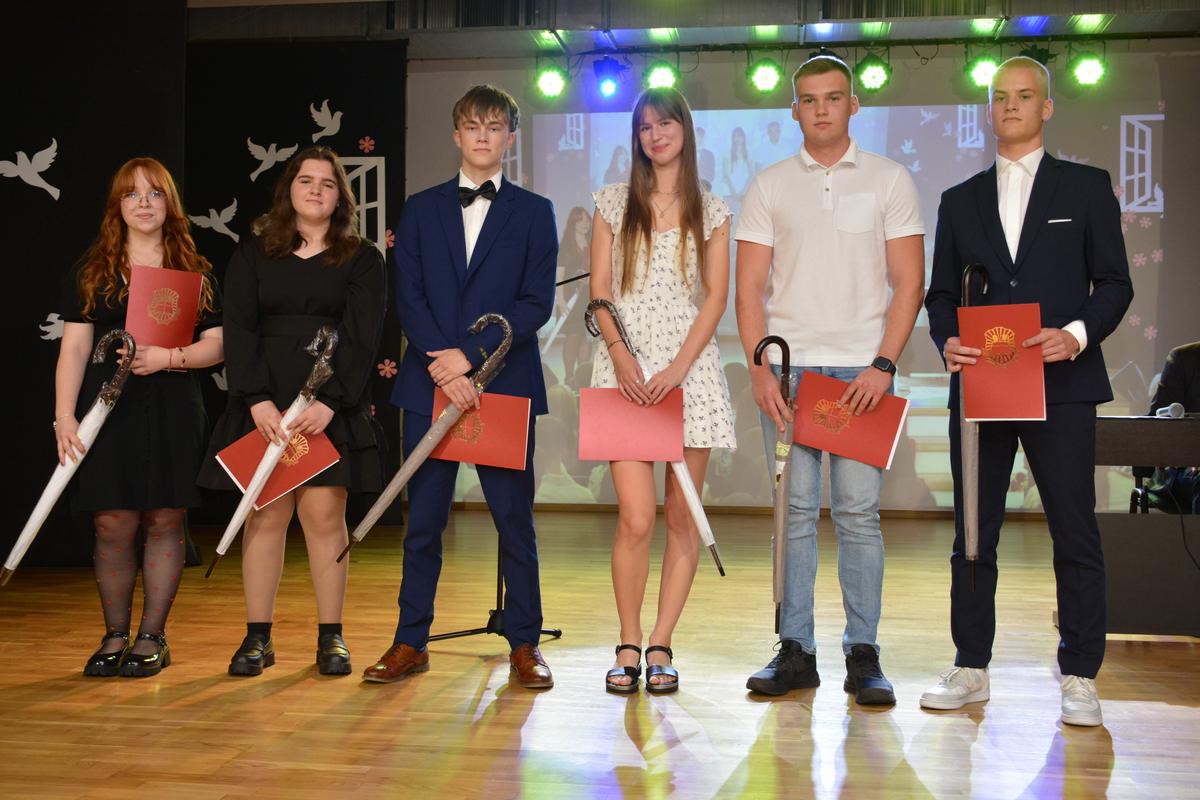 Šių metų Sūduvos gimnazijos abiturientų laidos šimtukininkai.