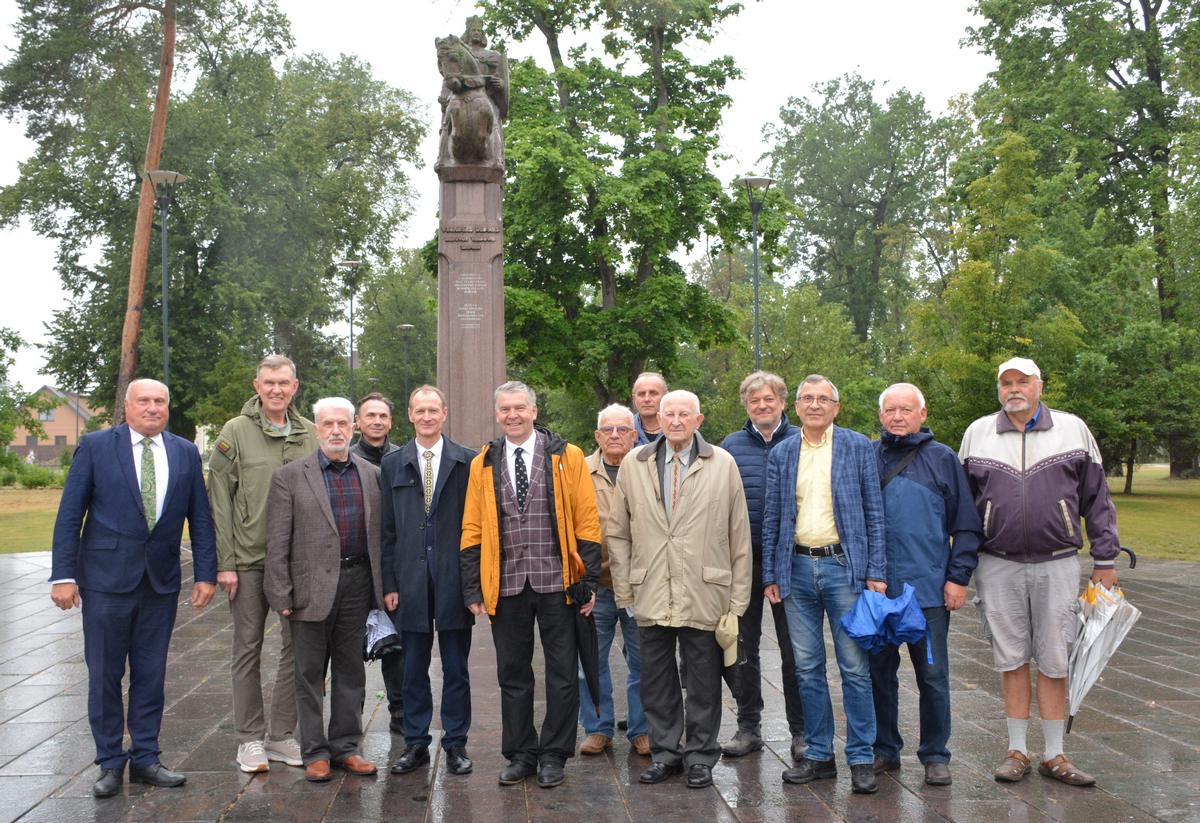 Aktyviausi renginio dalyviai įsiamžino prie paminklo Vytautui Didžiajam.