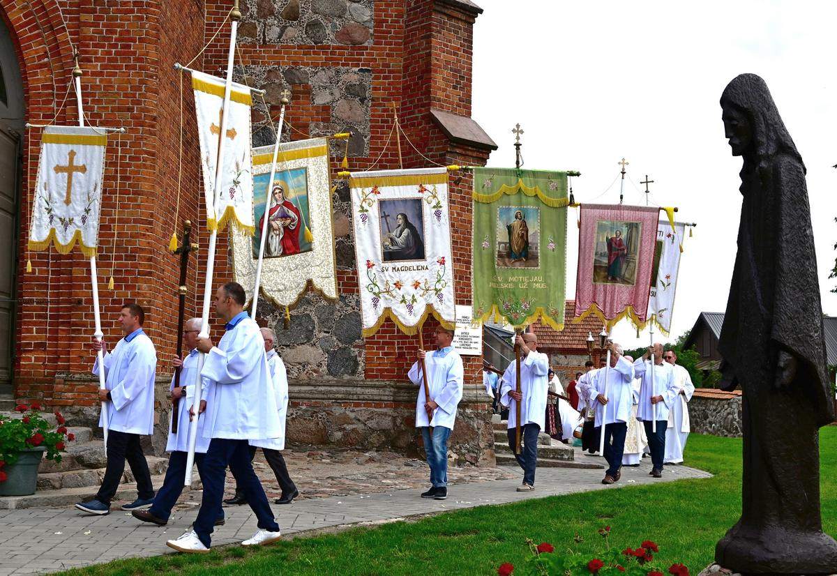 Vėliavos rikiuojasi procesijai.  