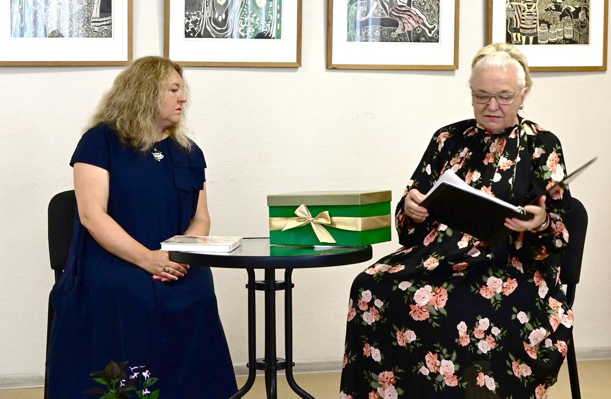 Valė Klesevičienė ir Onutė Surdokienė. Dėžutėje – Magdaleną primenantys daiktai.