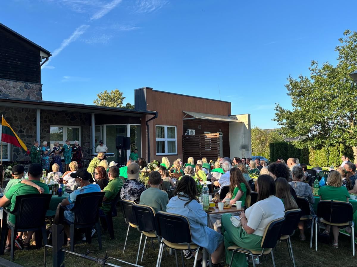 „Žalios vakarienės“ dalyviai prie šventinių staliukų klausėsi Antanavo moterų vokalinio ansamblio „Vilnis“.