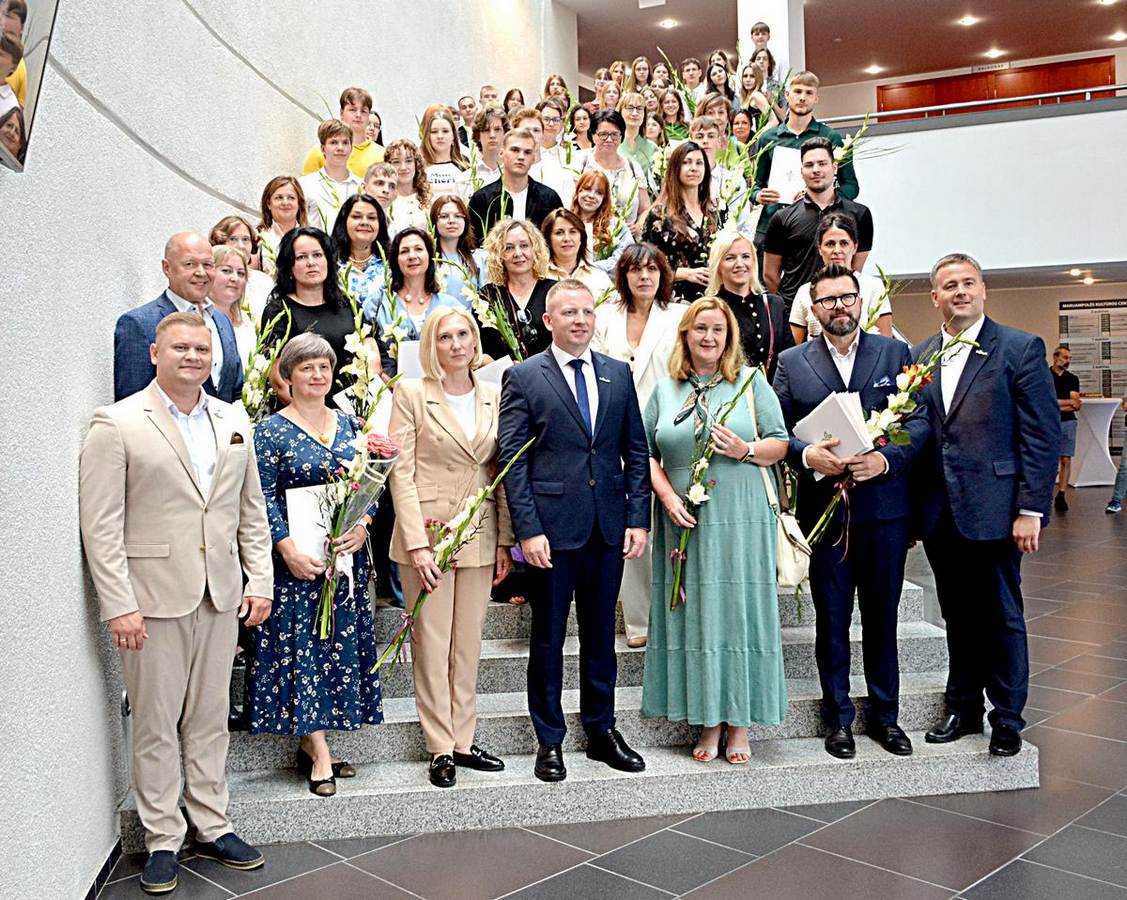 Šių metų šimtukininkai su juos ugdžiusiais mokytojais, gimnazijų vadovais ir Marijampolės savivaldybės vadovais.