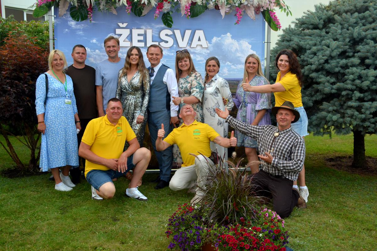 Želsvos kaimo bendruomenės branduolys kartu su Liudu Mikalausku bei Ona Kolobovaite.