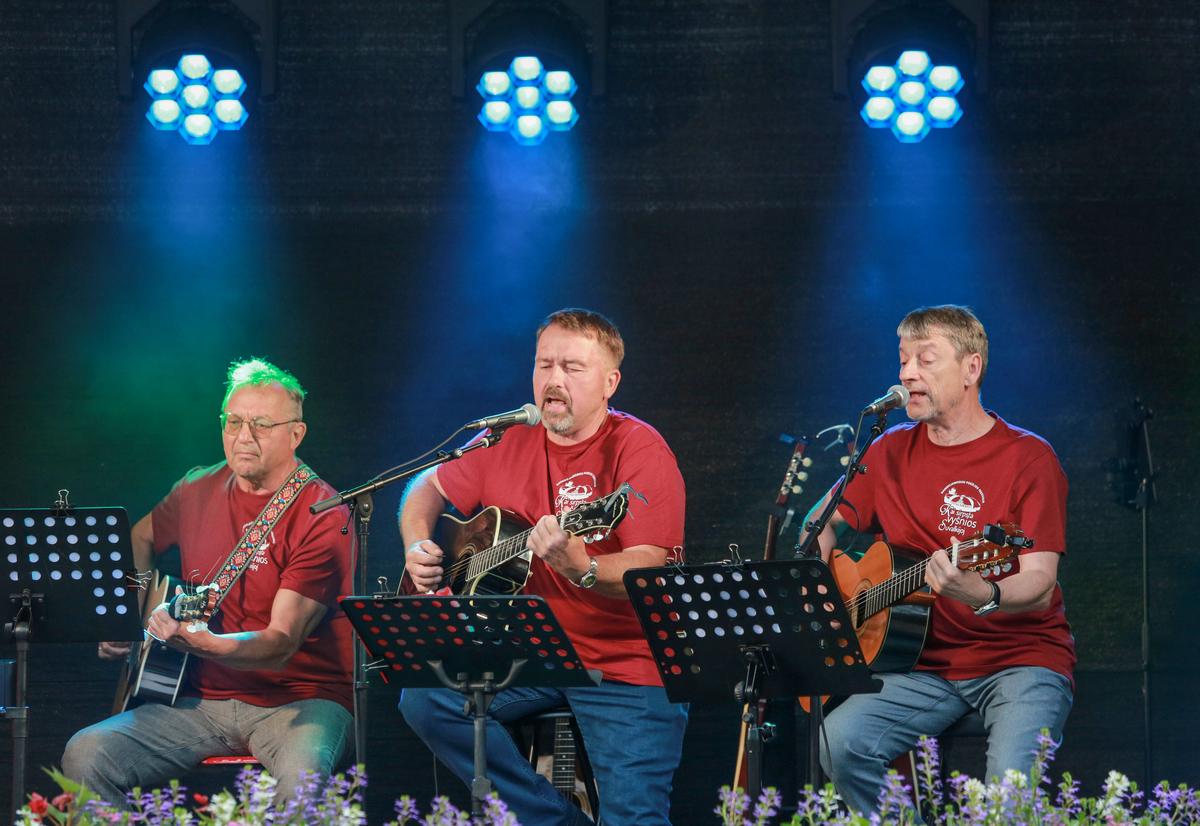 Taip, muzikuojant jau vieną šventę atlaikiusiems, prisiminti tie, kurių nebėra šalia.