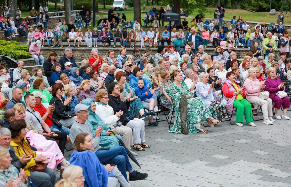 Tikram dainuojamosios poezijos mėgėjui netrukdo nei oras, nei patogių kėdžių stoka…
