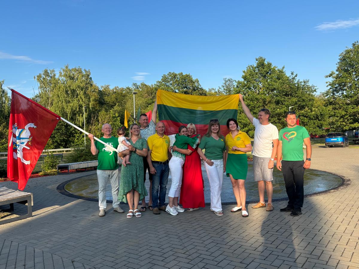 Želsvos kaimo bendruomenė nusiteikusi šventiškai. Ketvirtoji iš dešinės – bendruomenės pirmininkė Judita Liudvinaitienė.
