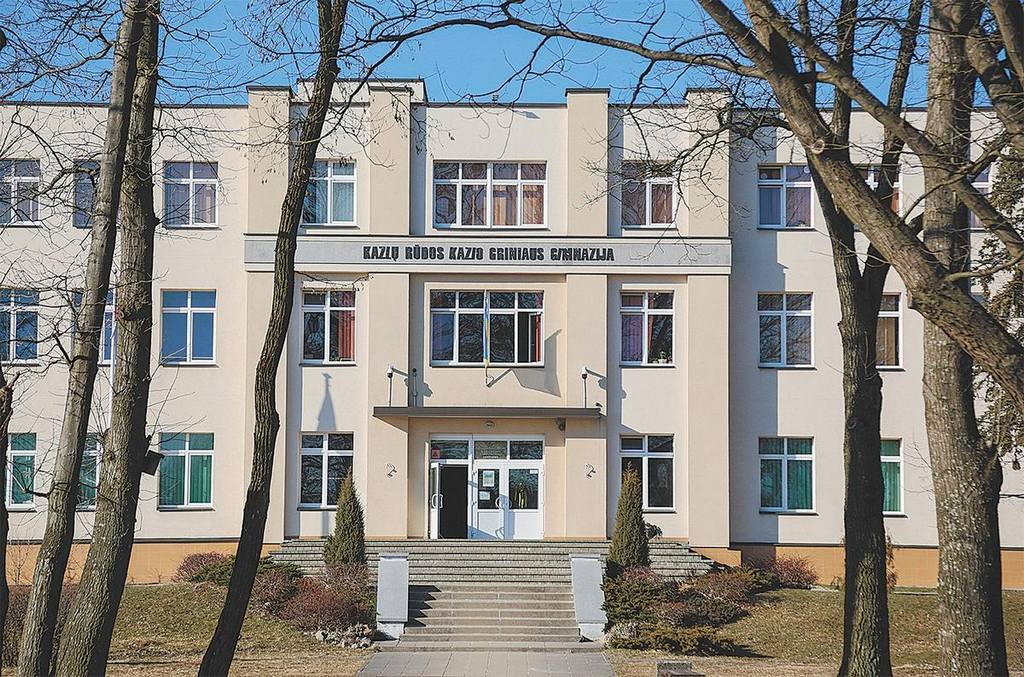  Kazlų Rūdoje yra gimnazija, bet siekdami geresnio išsilavinimo kai kurie šiame mieste gyvenantys vyresniųjų klasių mokiniai mokytis kasdien važinėja į Marijampolę.