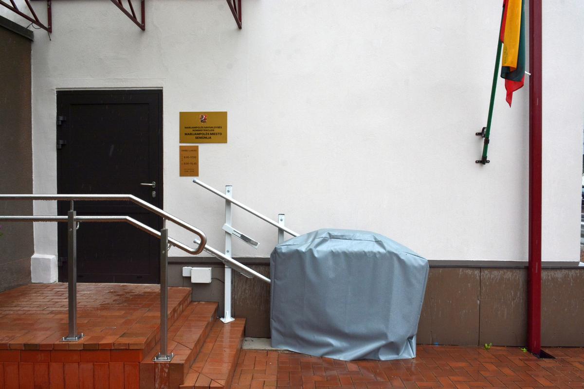 Keltuvas, skirtas žmonėms su judėjimo negalia, apdengtas, nes saugomas nuo išorinių aplinkos veiksnių.