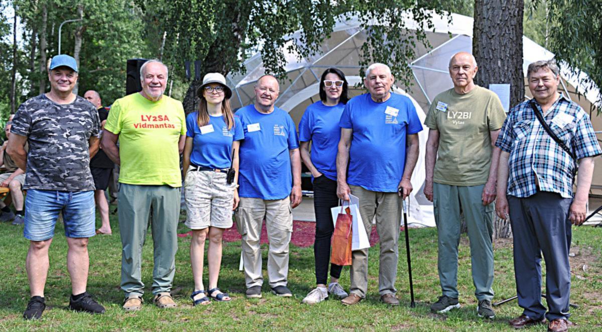 Marijampolės radijo mėgėjų komanda su renginio organizatore Karolina Vaičiūnaite (trečia iš kairės).
