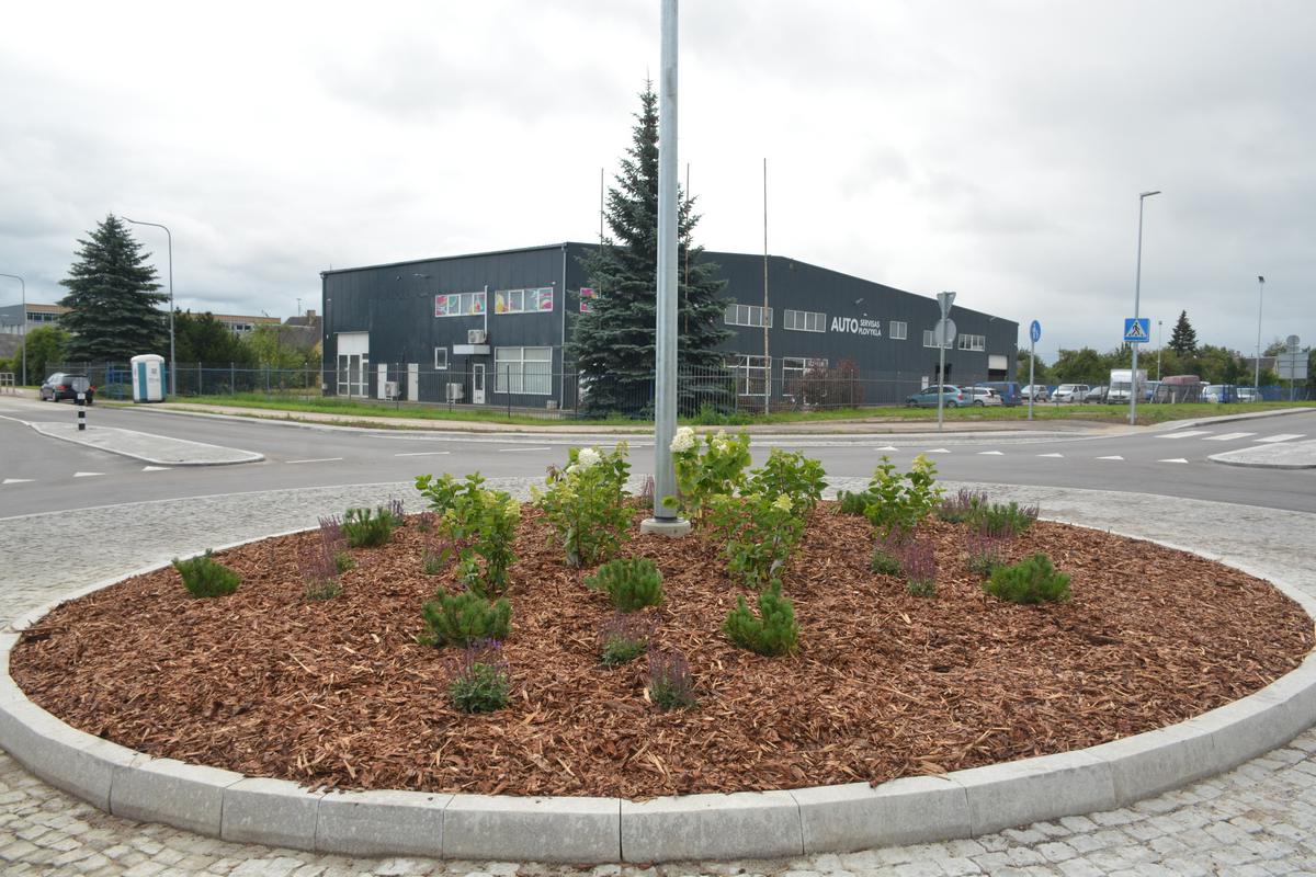 Paaukštinti ir augalais apsodinti sankryžų žiedai ir saugiau, ir gražiau.