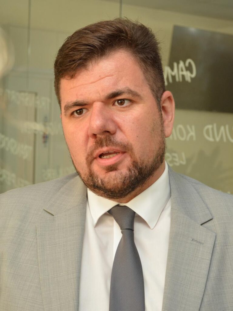 Marijampolės profesinio rengimo centro direktorius Gražvydas Juodišius kalba apie didžiausią mokyklos problemą – sausakimšus bendrabučius ir užsimena, kad yra numatytas didesnis pastatų remontas.