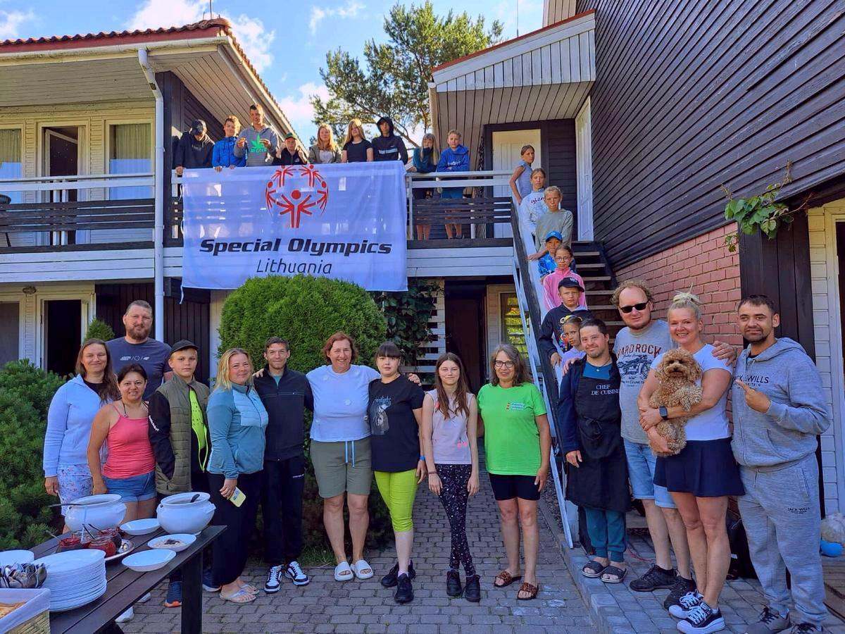 Kazlų Rūdos „Saulės“ daugiafunkcio centro, Gelgaudiškio „Šaltinio“ ugdymo centro ir Joniškio „Saulės“ pagrindinės mokyklos moksleiviai dalyvavo Lietuvos specialiosios olimpiados komiteto vasaros sporto stovykloje.