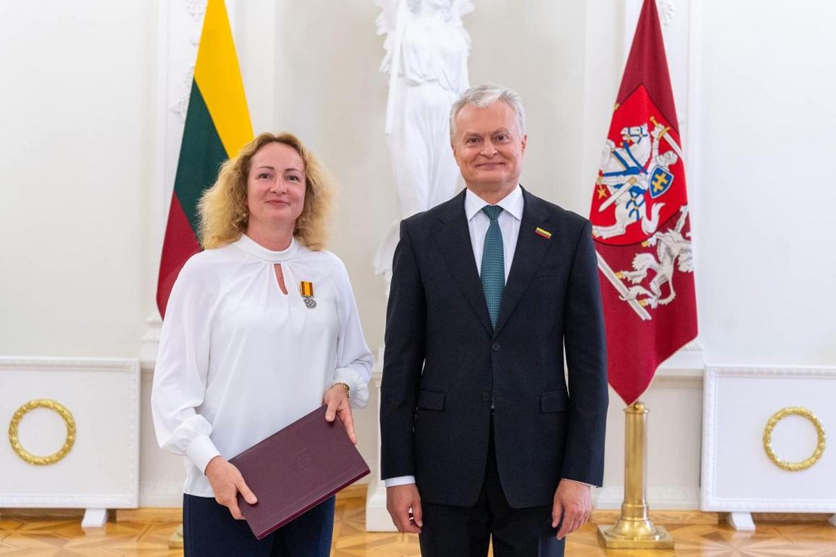 Praėjusiais metais Prezidentas Gitanas Nausėda Daivą Dabrilienę už aukšto meistriškumo sportininkų ugdymą ir jų pasiekimus tarptautinėse varžybose, už Lietuvos vardo garsinimą apdovanojo Lietuvos Didžiojo Kunigaikščio Gedimino ordino medaliu.