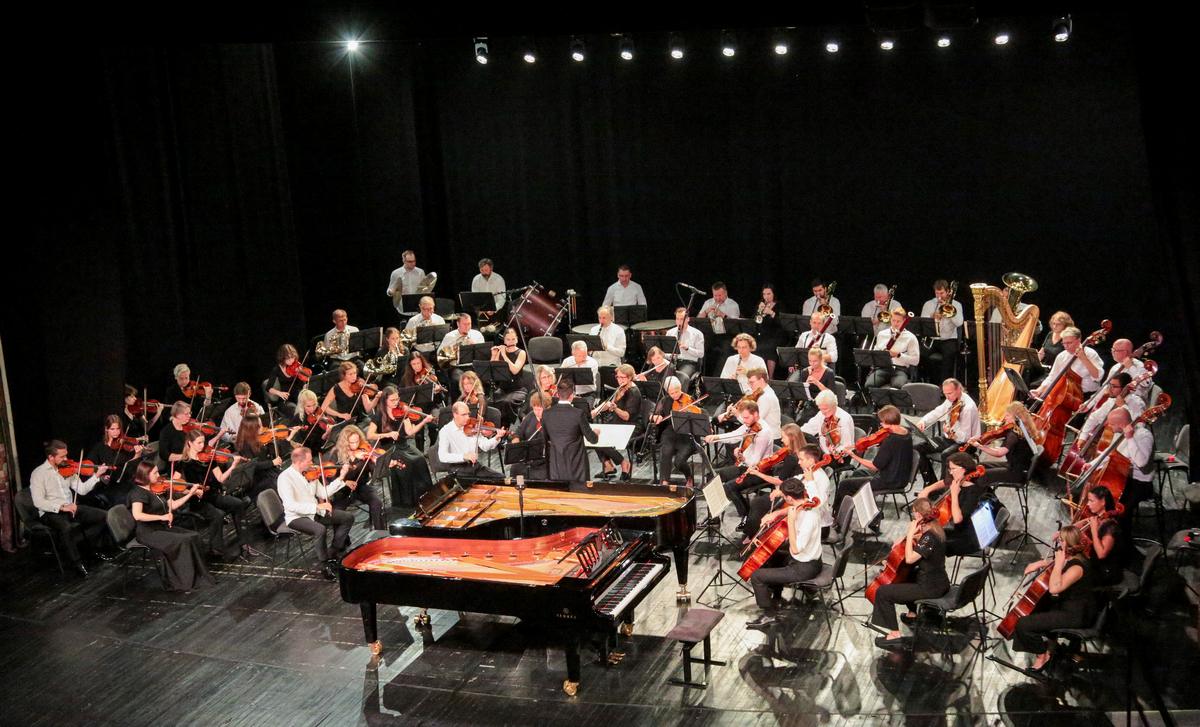 Festivalio „Kultūros dienos“ atidarymo koncertą pradėjo Lietuvos valstybinis simfoninis orkestras, diriguojamas Mariaus Reklaičio.