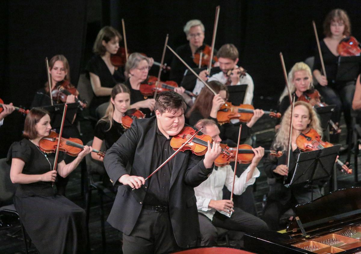 Septyniolikmečio smuiko virtuozo atlikta fantazija smuikui ir orkestrui Žoržo Bizė „Karmen“ temomis tiesiog užbūrė Marijampolės publiką. 