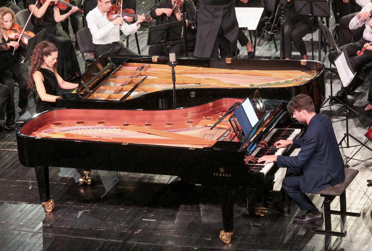 Festivalis marijampoliečiams padovanojo išskirtinę galimybę pasiklausyti vokiečių kompozitoriaus Makso Brucho keturių dalių koncerto dviem fortepijonams ir orkestrui, o prie fortepijonų sėdo „Kultūros dienų“ meno vadovė, buvusi marijampolietė pianistė Kamilė Zaveckaitė ir svečias iš Austrijos, italų kilmės pianistas Gabrielius Melonis. 