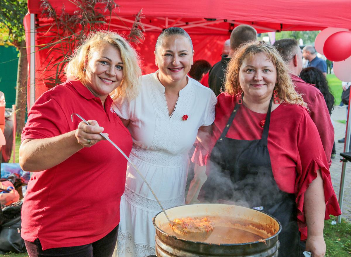 Šiurpos virimo varžytuvėse nugalėjusios „Šaukšto bičiulių“ komandos narės Daiva Sinkevičienė, Ingrida Virbickienė ir Jurgita Rusevičienė sakė, kad svarbiausi skanaus patiekalo ingredientai – gera komanda, rezultato siekimas ir meilė.