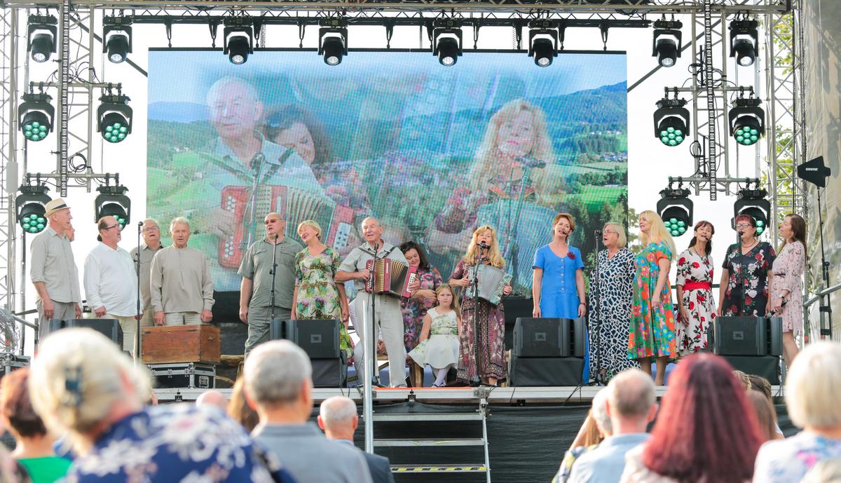 Renginio dalyvius nudžiugino Kalvarijos kultūros centro kolektyvų ir atlikėjų programa.