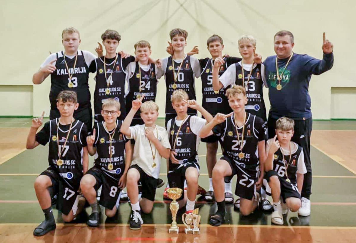 Kalvarijos krepšininkai su savo treneriu Karoliu Birgeliu.