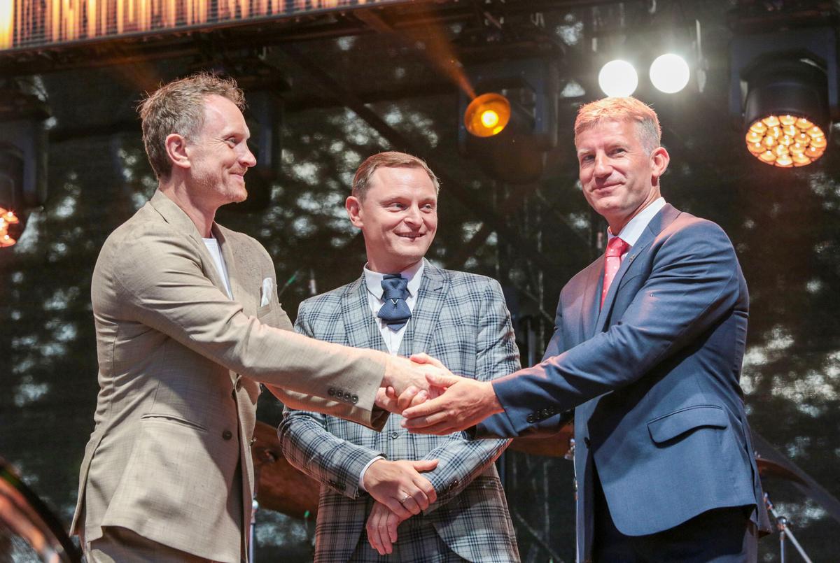 Meras Mantas Varaška (dešinėje) padėkos ženklais apdovanojo Egidijų Bavikiną ir Liudą Mikalauską.