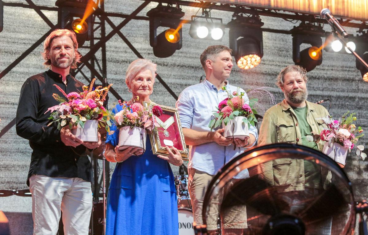 Mėdžių giminei įteikta neeilinė giminės regalija už nuopelnus Kazlų Rūdos savivaldybei. Nuotraukoje Rytis, Irena, Povilas ir Vakaris Mėdžiai. Irena – visų šių trijų ąžuolų mama.