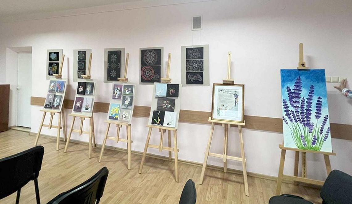 Psichikos sveikatos dienos stacionaro lankytojų paroda šiuo metu atkeliavusi į Gudelius. 