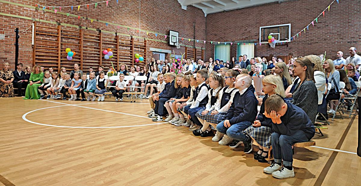 Plutiškių gimnazijos moksleiviai nuotaikingai paminėjo mokslo ir žinių šventę.