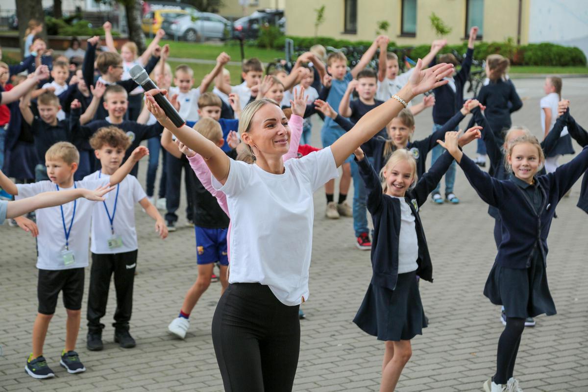Renata Guščiuvienė (centre) pastebi, kad šokti patinka daugumai moksleivių.
