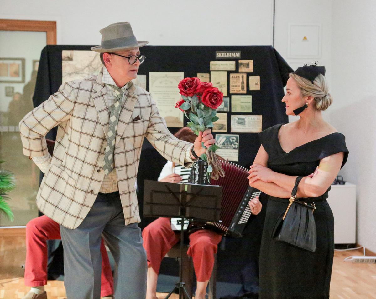 Vaidinimo metu Remigijus Janušaitis dovanoja gėles į aktorės vaidmenį įsikūnijusiai bibliotekos kultūrinės veiklos vadybininkei Daivai Bepirštienei.