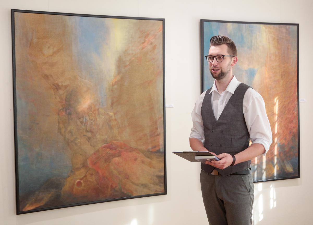 Beatričės Kleizaitės-Vasaris menų galerijos renginių organizatorius  Dovydas Stralkus pristato parodą.