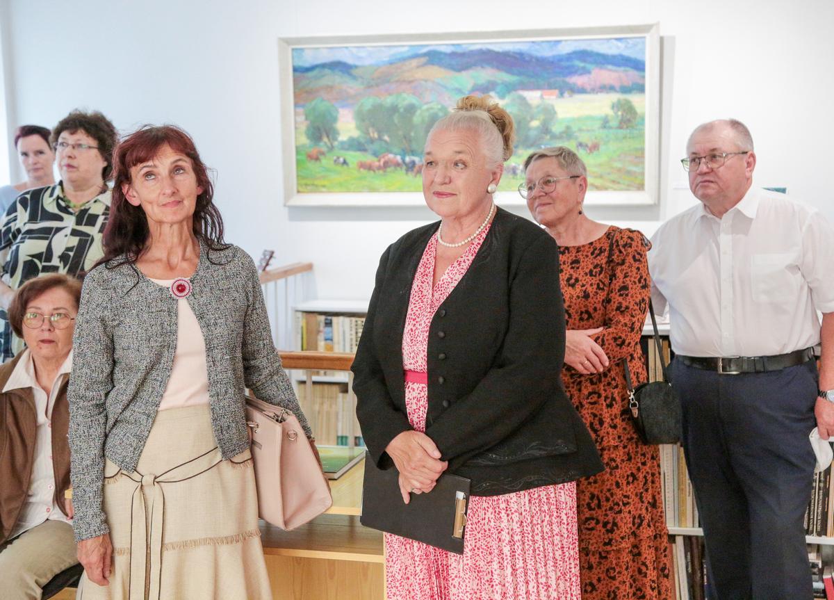 Menininkų klubo „Mūza“ vadovė Ona Birutė Surdokienė (dešinėje), Kalvarijos kultūros centro etninės kultūros specialistė Rasa Januškienė (kairėje) ir kiti dalyvavusieji susidomėję klausėsi menininkų kūrybos pristatymo.